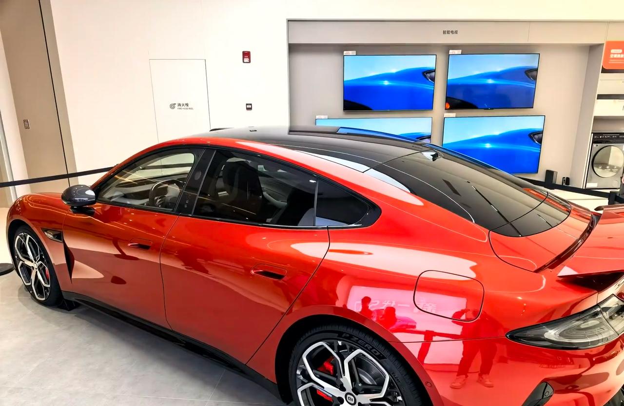 今天晚上去店里看了下新款su7，确实太帅了，在销售的极力劝说下，又试驾了下老款s