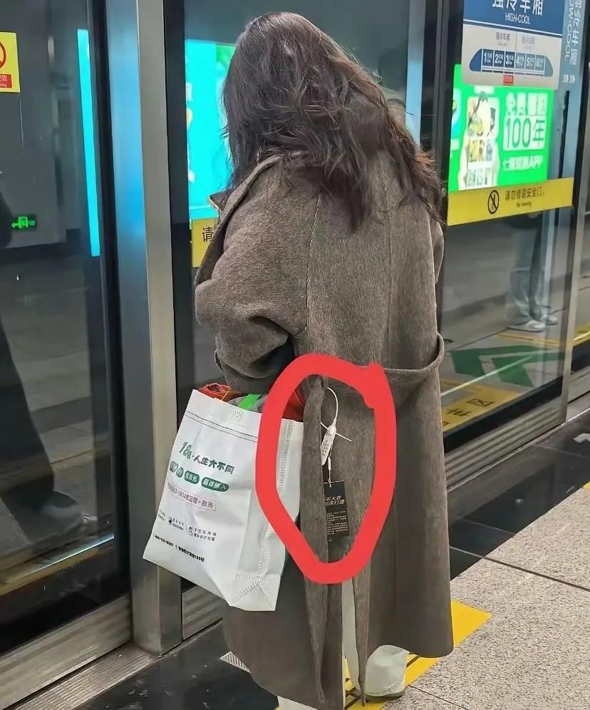 突然感觉做电商也挺难的，这种不剪吊牌7天无理由退款和白嫖真的没差[捂脸哭]