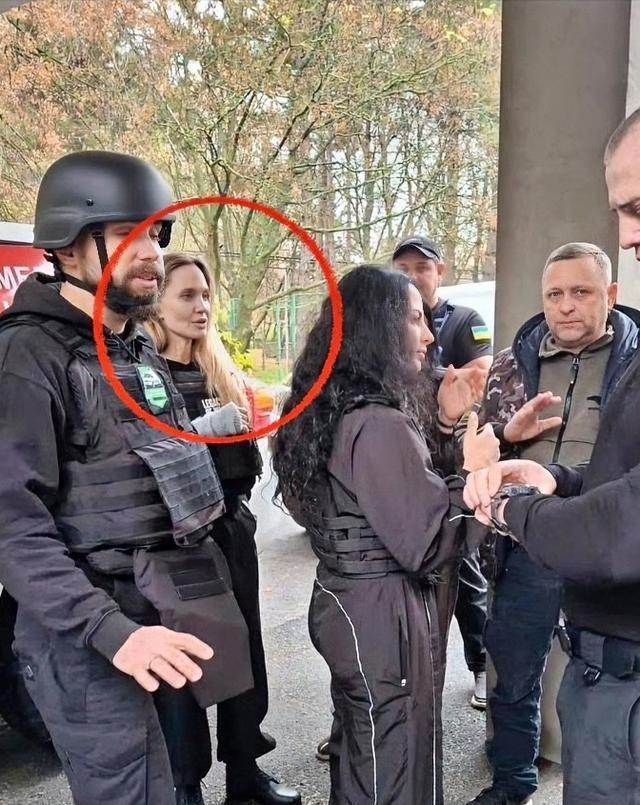 乌克兰可能已经没人可死了，好莱坞巨星安吉丽娜·朱莉赴乌克兰慰问当地民众，结果贴身