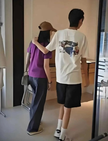 董洁和潘粤明个子好高呀！董洁带着16岁的儿子到她的工作室，看起来又长高了不少。