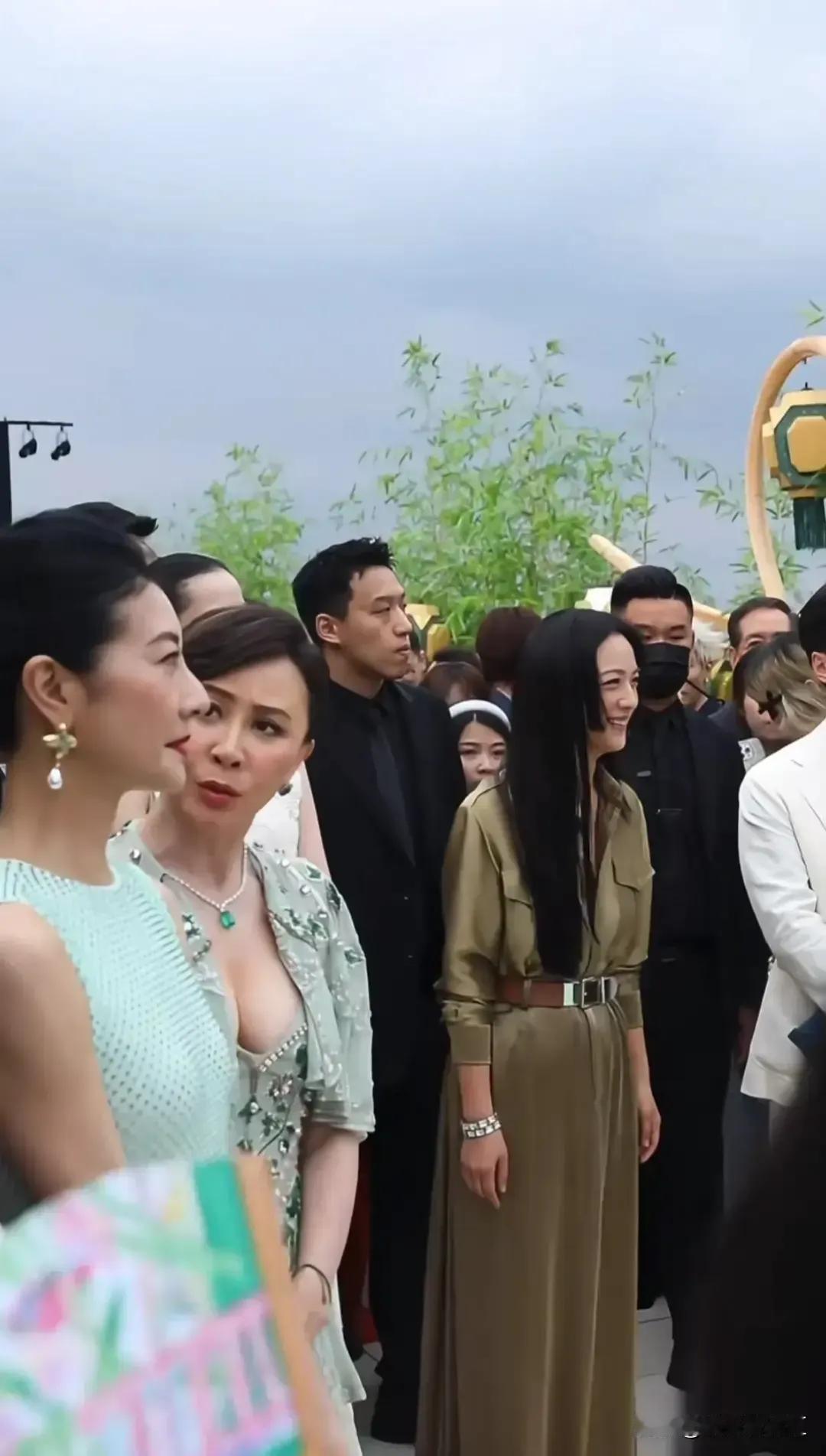 刘嘉玲真敢穿，她身旁女子都比她年轻，但她比她们漏得多，在人群中挺显眼的。