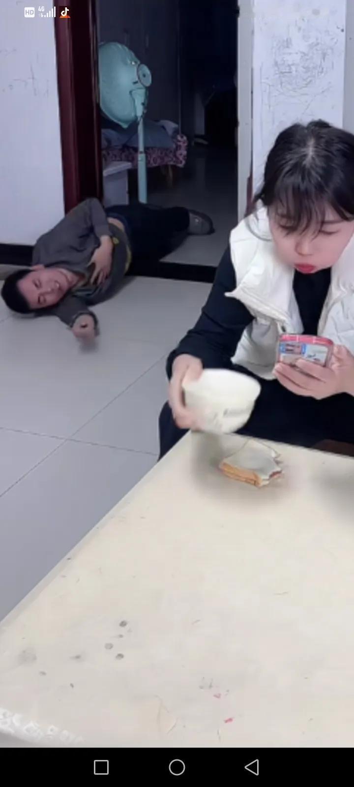 寒心！一报还一报，丈夫胆结石疼痛难忍，疼得头上直冒汗，妻子坐在那该吃吃，该喝喝，