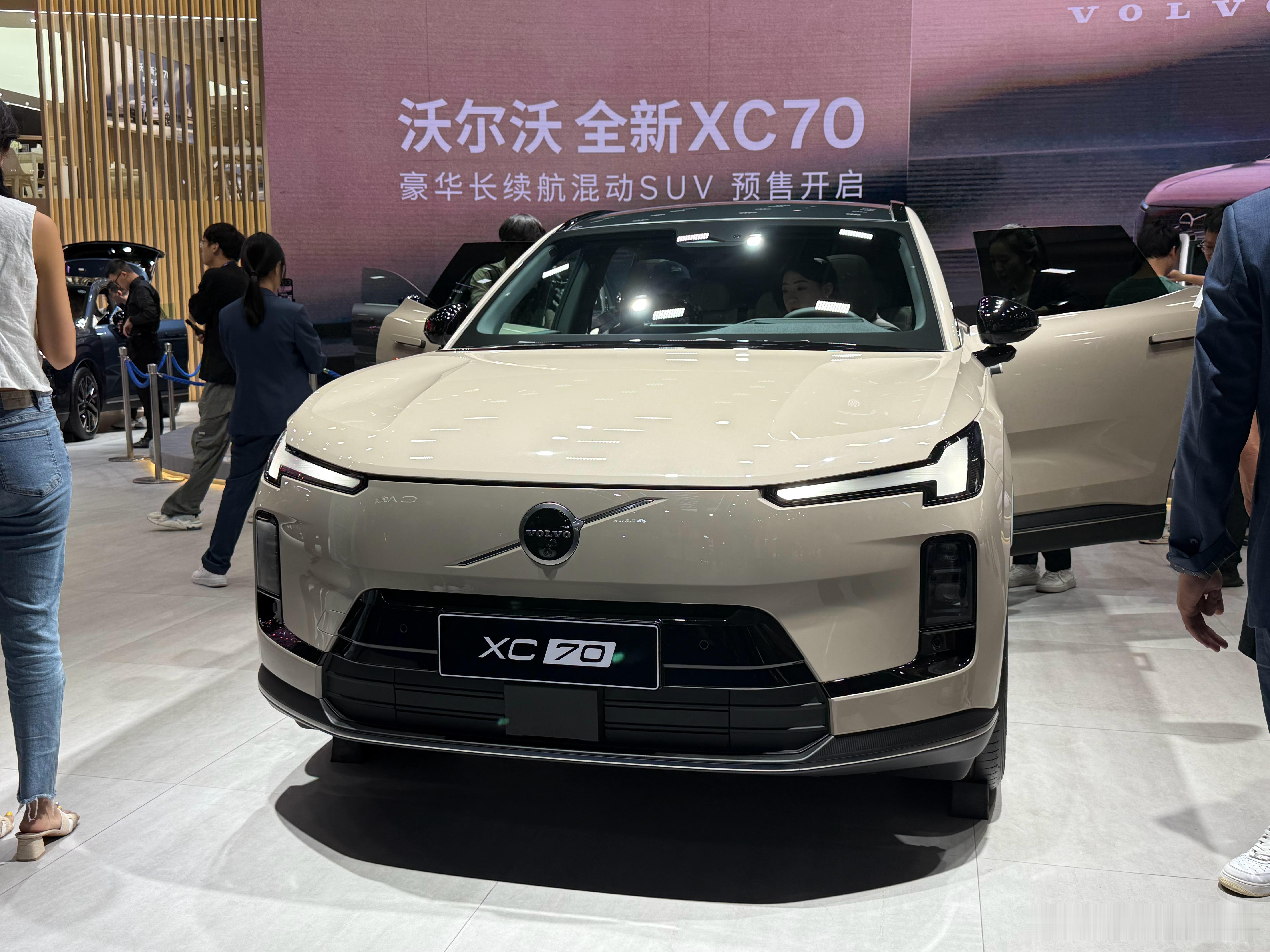 沃尔沃XC70给我的感觉和之前的XC30一样，四字字，什么玩意？前脸整体风格还不