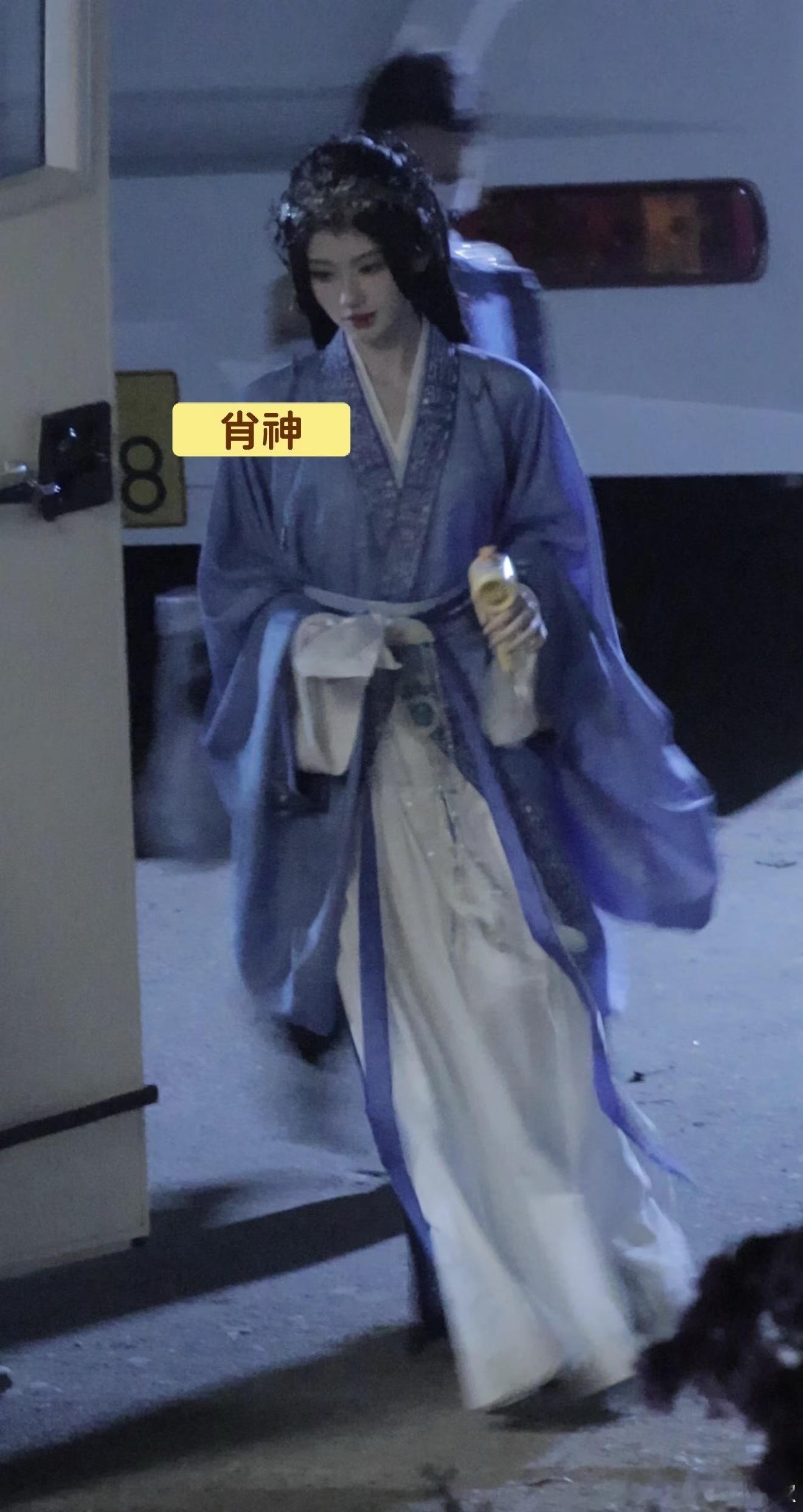这么看给她拍的很显高了