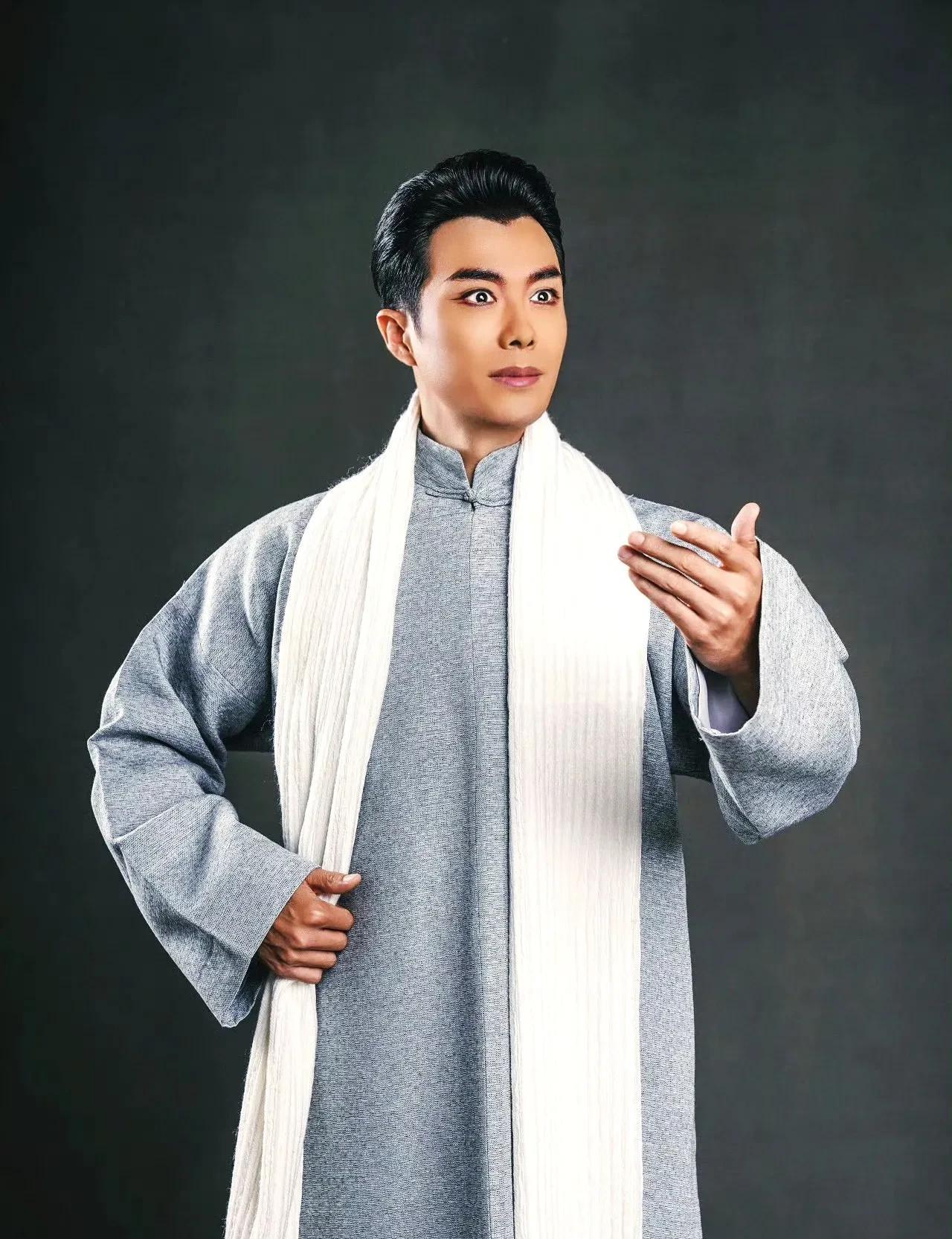 终于有一位可以和王心刚媲美的“杨晓冬”出现了！六十年代，著名电影演员王心刚在影