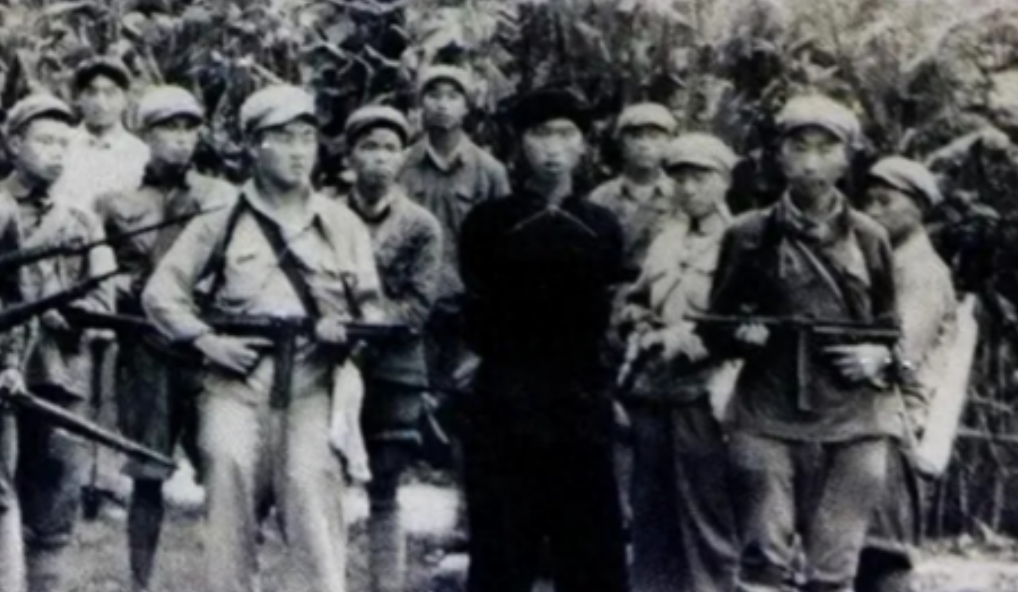1965年，3个农民上山砍柴，突然看到一男一女坐在岩石上，3人大惊：“这不是土匪