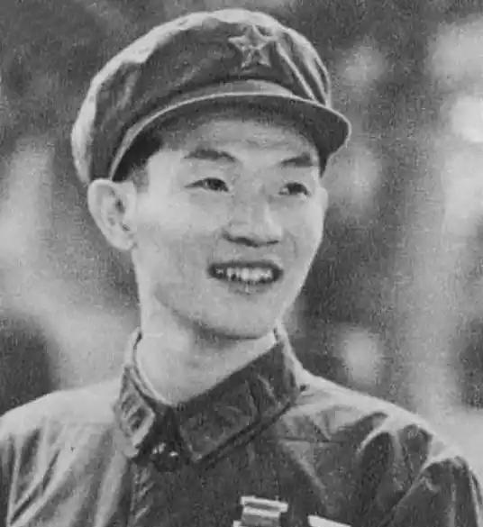 1979年，越战英雄何学高被两名越军死死抱住，千钧一发之际，何学高为了不当俘虏，