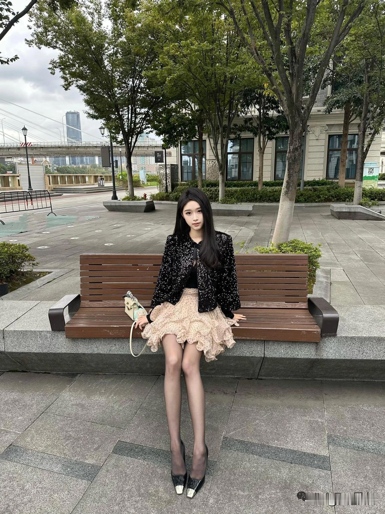 都市雅致风，黑纱外套+粉色裙摆，优雅坐长椅，尽显时尚魅力！气质穿搭怎么穿才恰到好