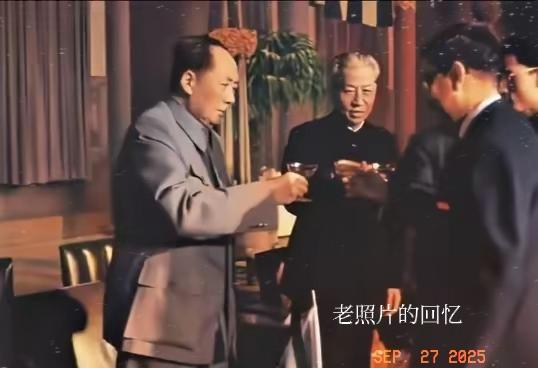 珍贵的一张老照片分享。1959年，毛主席和刘主席接见外国来访领导人时，留下的这