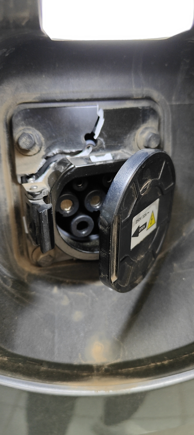 所谓的女司机无奈真的中枪了冲个电，也能整出来事情，我也是服了当时充电在车里坐