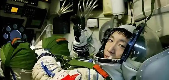 2003年，杨利伟在太空听到"咚咚"声，回到地面工程师用木头、金属、橡胶各种敲让