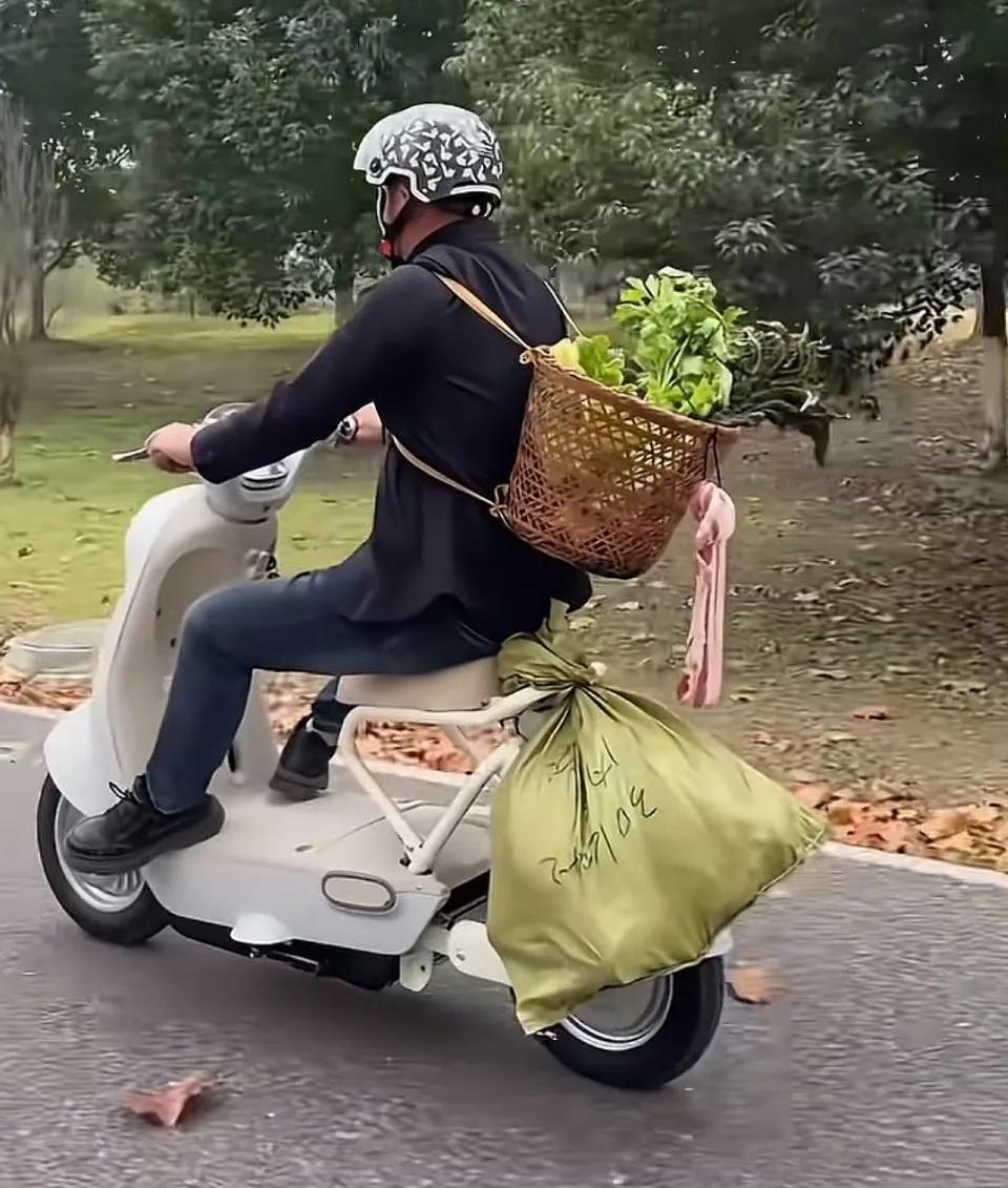 有网友找到了新国标电动车接娃买菜的办法，孩子蹲在前面，带麻袋+竹筐出门[捂脸哭]