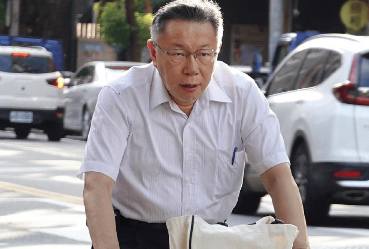 柯文哲最近真是演了一出绝佳的政治脱口秀，他竟然像个美食评论家一样，对着蓝绿两党的