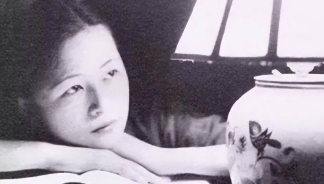 1921年，36岁的陆英生完14个孩子后，走到了生命的最后关头。她把所有保姆都叫