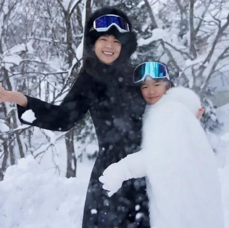 章子怡晒和女儿醒醒滑雪自拍照，庆祝自己46岁生日，并配文“四十岁以后再到生日时分