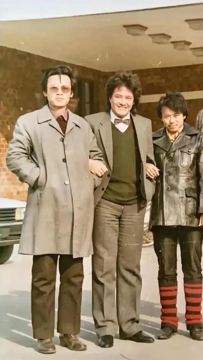 上世纪80年代，潘长江，赵本山与一位朋友的合影，潘长江一副铁甲威龙的行头，看上去