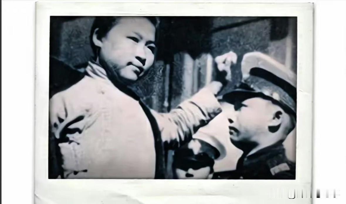 1946年寒冬，一个女人的生命即将走到尽头。她蹲在牢房墙角，向狱警提了一个奇怪请