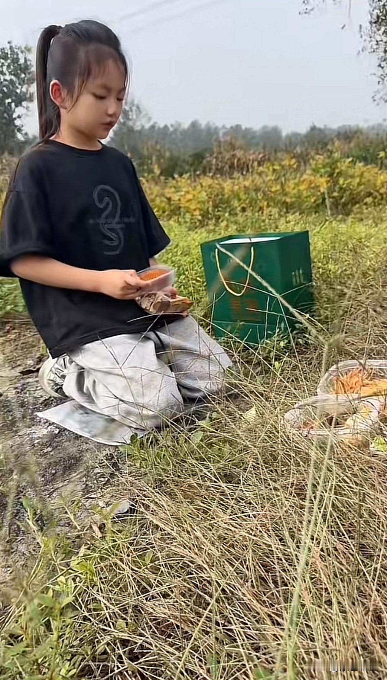 太让人唏嘘了！中秋节是万家团圆的日子。一个穿黑衣服的小女孩来到已故