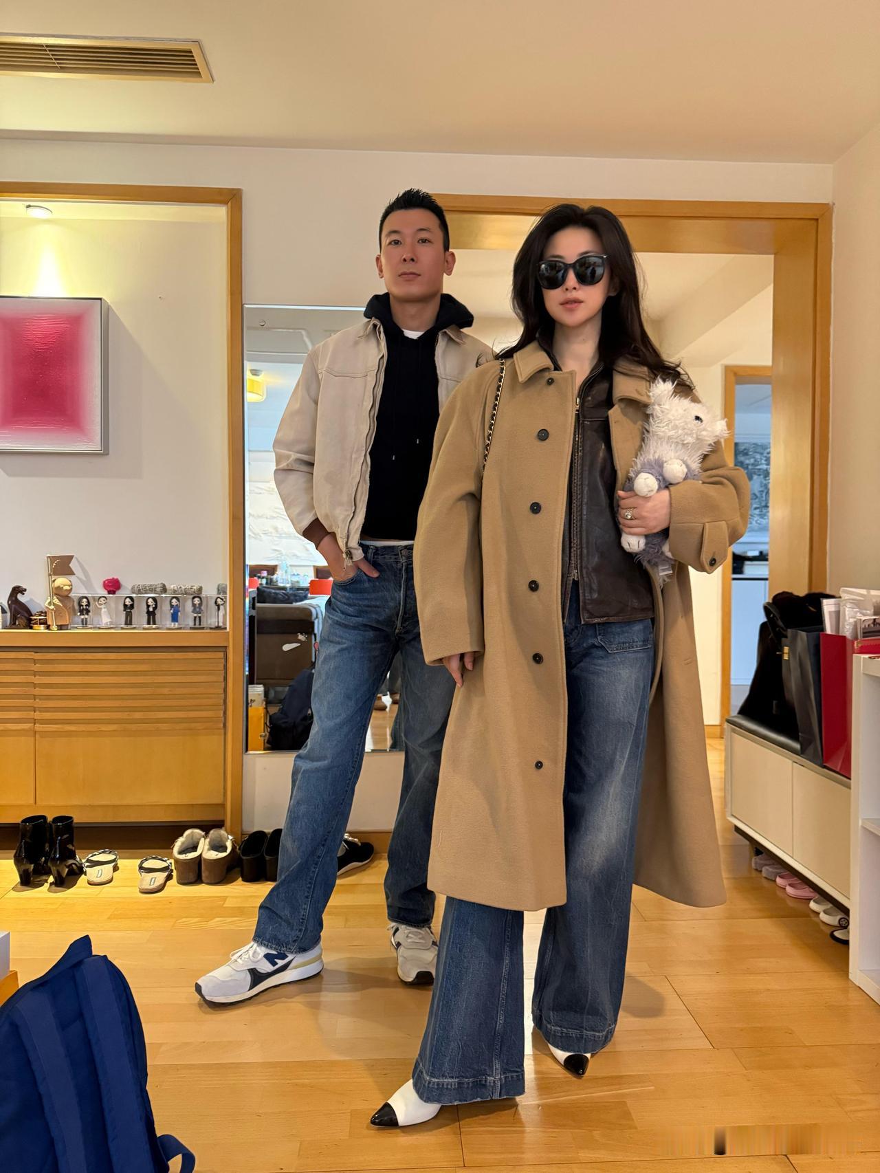 2月25日，朱珠更新生活日常plog。她发了两张夫妻合照，摄影师正是女儿王珠宝。