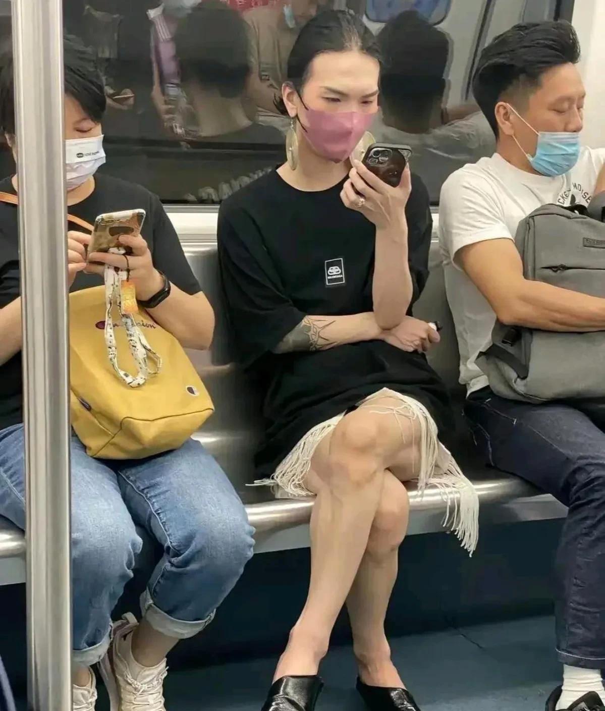 地铁上这位乘客到底是大姐还是大叔？在地铁上看见一位乘客，她梳着马尾巴，上身穿着T