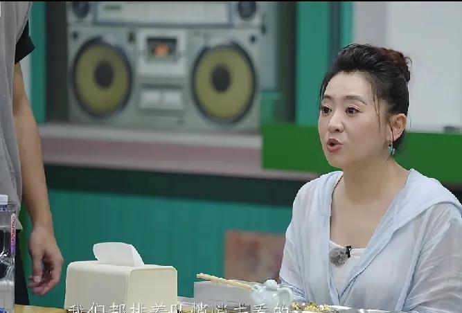 月亮姐姐对沙溢说：“胡可是我的学姐，她在学校特别有名，追她的人也特别多。”尼格买