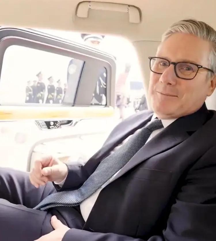 就在刚刚1月31日，斯塔默已飞往日本，在离开中国之前，他向中方发出一份罕见的