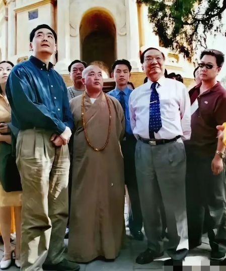 看清释永信花了三十年91年他带人重修大殿，功德碑上刻着五毛钱的名字。去年寺院