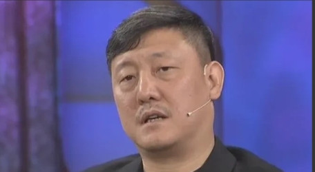 一次，鲁豫在飞机上遇到韩磊。因为两个人就坐邻座，互相打了一个招呼，接下来的3个小