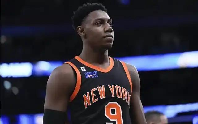 尼克斯放弃了最被忽视的球员巴雷特猛龙大胜骑士，大比分来到1:2，猛龙发挥最好