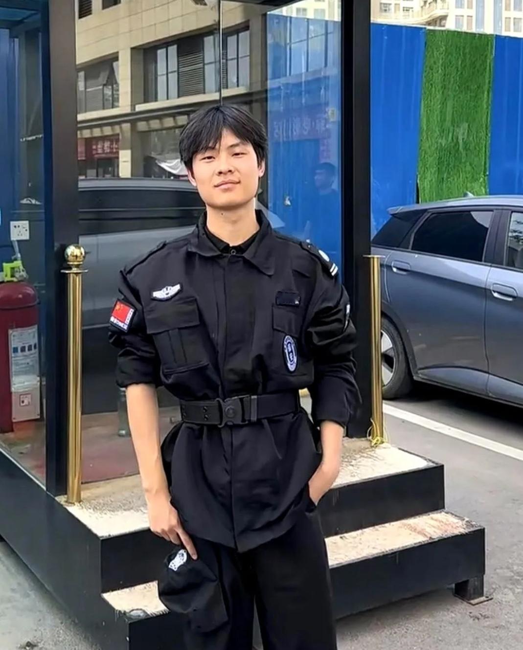 新来的保安小张昨天中午被处罚了，原因是值班期间把帽子摘了。这两天气温回升，站在大