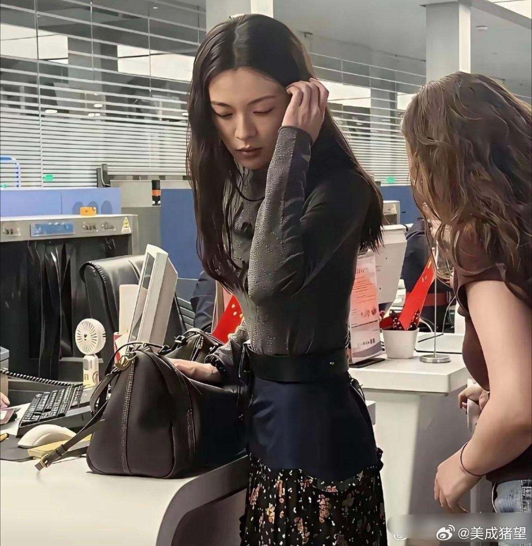 怪不得这么多男明星和钟楚曦传过绯闻，现实中确实惊为天人。