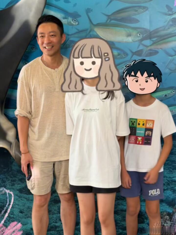 大S儿女和爸爸去海洋公园大S前夫带姐弟打卡海洋公园，没有旁人打扰，一家三口自在逛