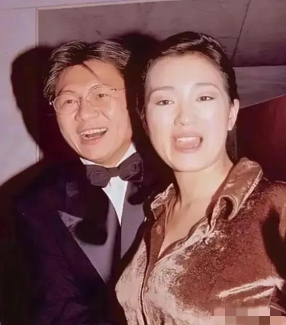 影后巩俐为生孩子喝了大半年中药！1996年，她嫁新加坡商人黄和祥，听从母亲建议，
