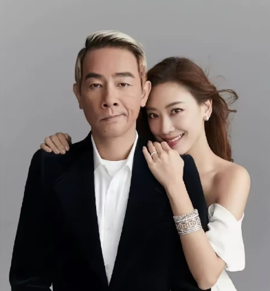 一次，金星问应采儿：“你担心过陈小春有外遇吗？”应采儿：“之前担心，有了儿子后就