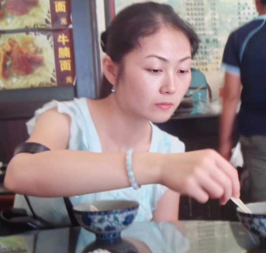 据传女子因为骗婚，遭男子报复，把两人打扑克视频上传到互联网论坛。导致莫菁被动