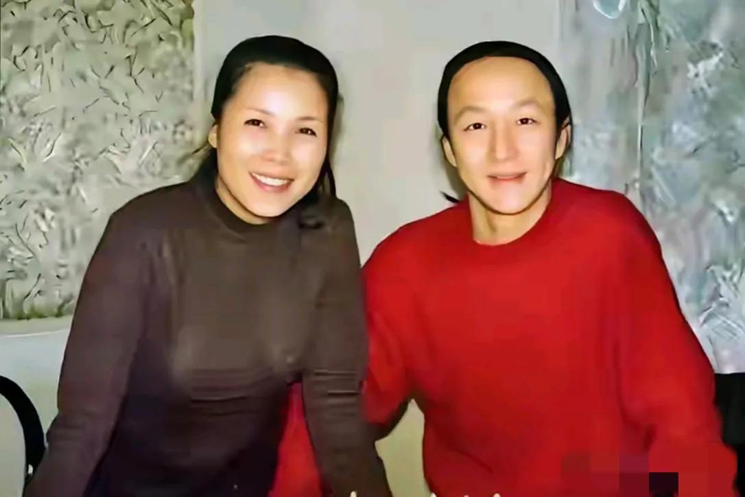 镜头中的田震额宽脸长，樱唇榴齿，眼角耷拉，胸部下垂，虽精心化了妆，但依然老态明显