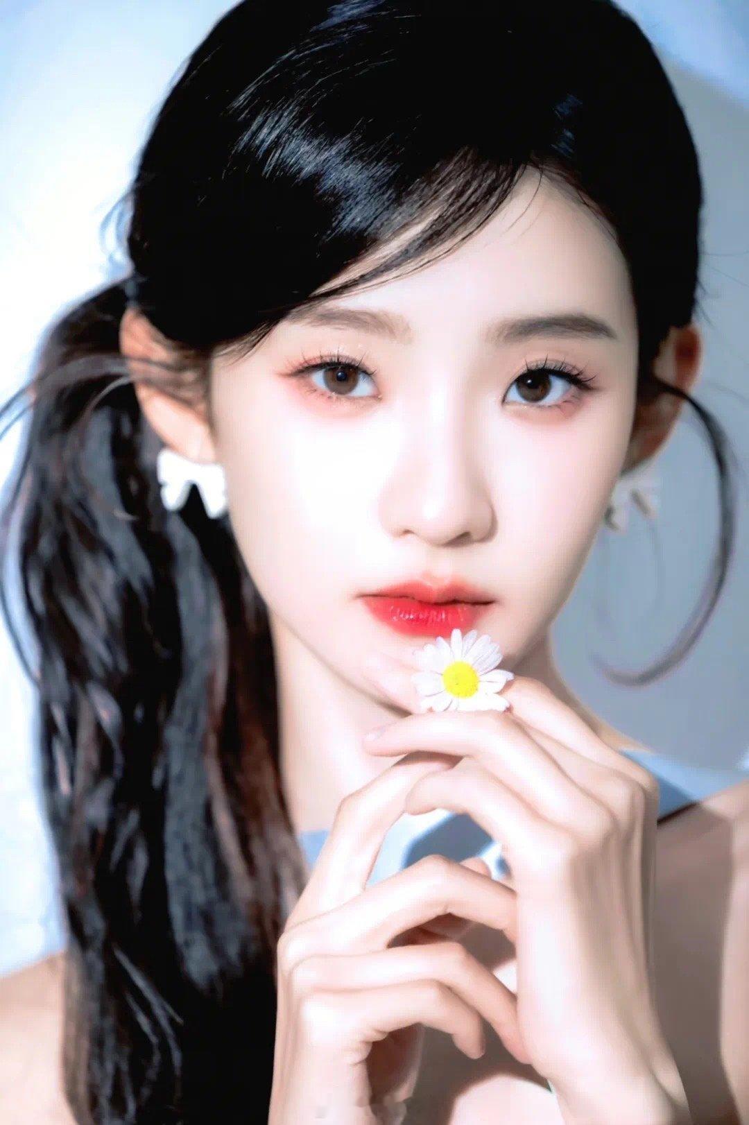 张艺凡的美，是自带诗意的那种。眼神清澈，气质温柔，像是一幅缓缓铺开的水墨画，静静