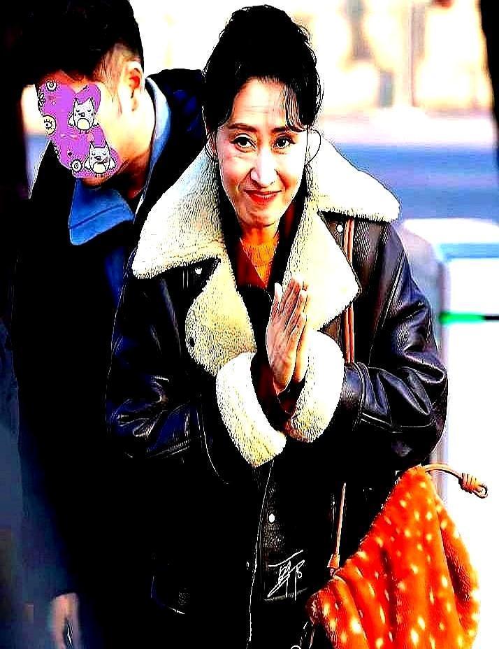 央视后台这一幕，把我看愣了。15万的罗意威大衣，竟被一件3000块的羽绒服秒了。