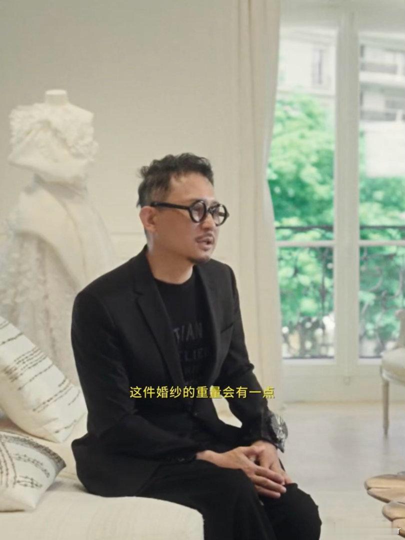 奚梦瑶婚纱用了一百多米布料终于明白为什么奚梦瑶的婚纱看起来那么有分量了。一百多