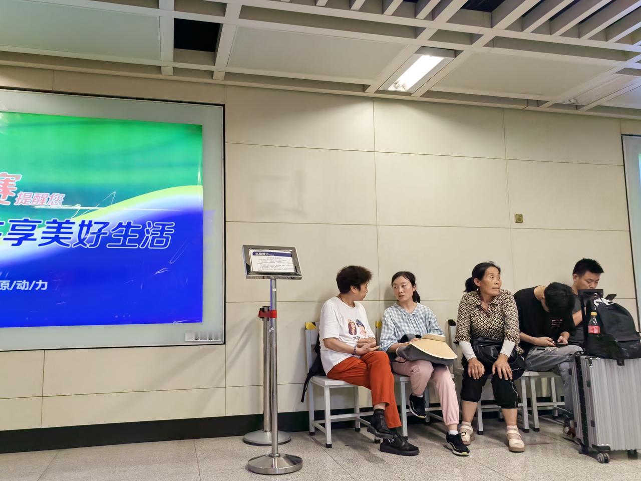纳凉何处去？入伏以来，西安连续高温，走进地铁，看见设了纳凉区，一些人在那纳凉