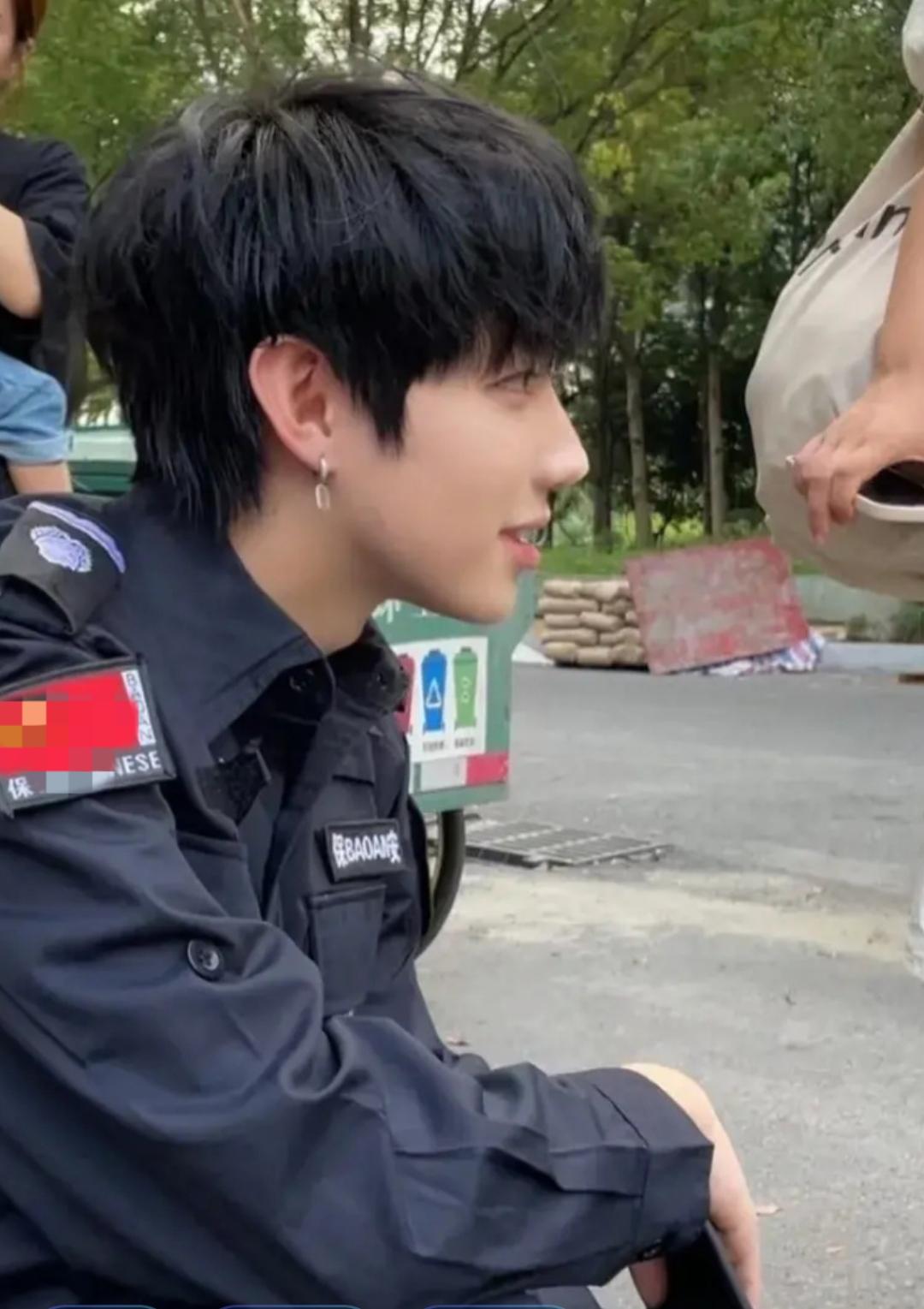 早上遛弯路过一小区大门口，看到一个年轻保安坐在门口值班。帽子也不戴，还留着长发，