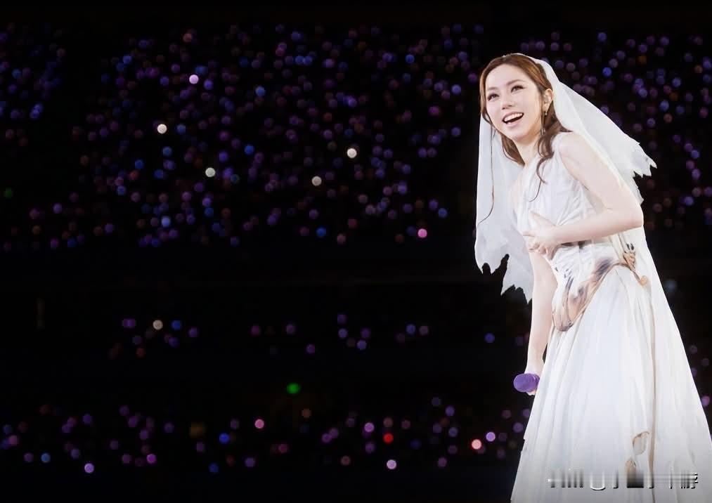 八年爱情长跑，邓紫棋被曝在纽约教堂低调完婚。这位香港歌后升格为人妻，不过比起浪漫