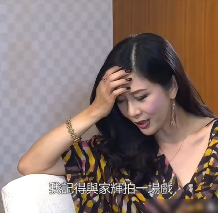 拍吻戏拍到双方牙龈出血，你敢信？这是老戏骨吴家丽自爆的真事。当年和梁家辉拍《三狼奇案》，太投入出了意