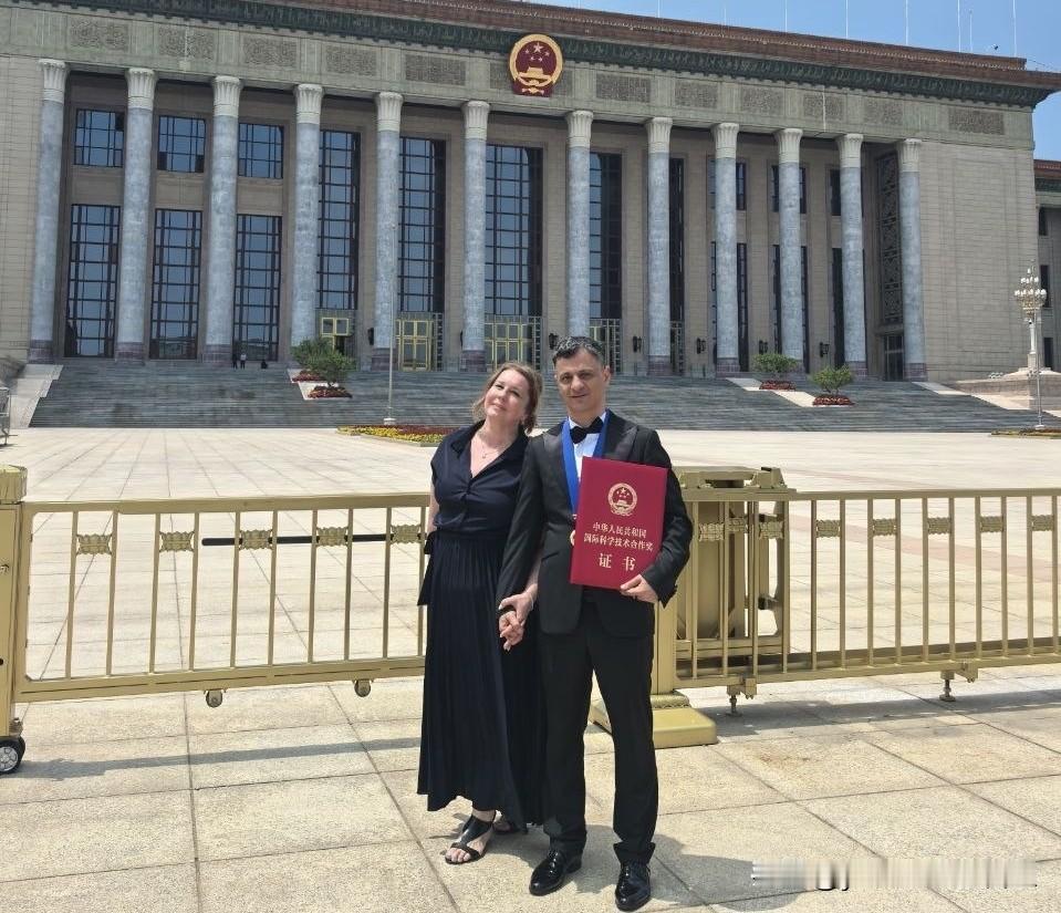 俄罗斯科学家阿尔泰姆·奥加诺夫荣获中华人民共和国国际科学技术合作奖。据悉，该奖项