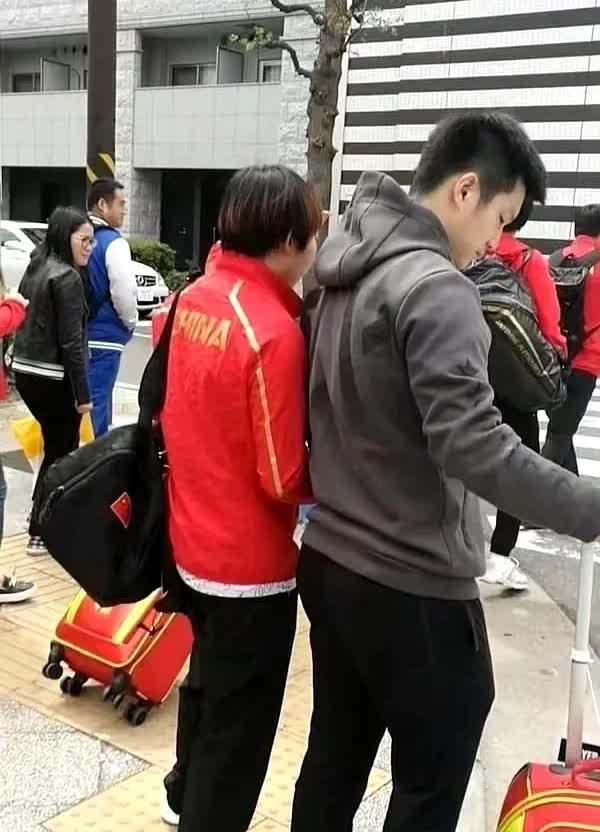 樊振东和朱雨玲这亲密挽手的画面，要是搁在现在，可不得了，人肯定得脑补出一部50集