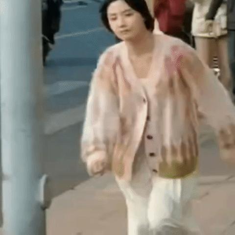电视剧轧戏轧戏到时候咱轧戏第一集第一幕就是女主这个跑步姿势雨夜狂奔[二
