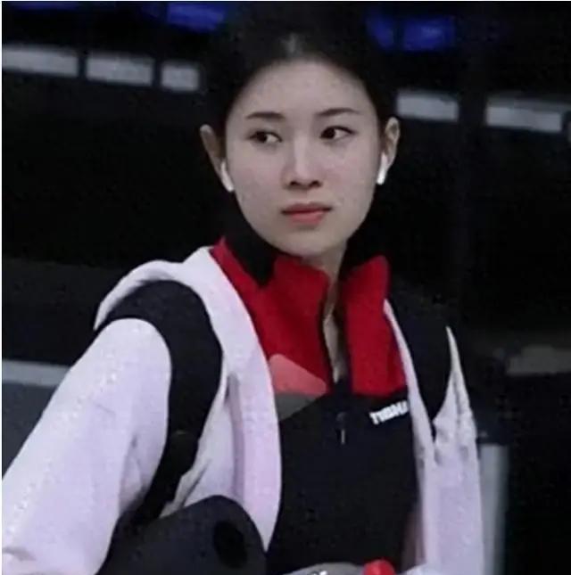 王添艺人美技高！爆冷击败世界第三！乒超联赛大幕拉开，山东鲁能对阵黄石基地，前两盘
