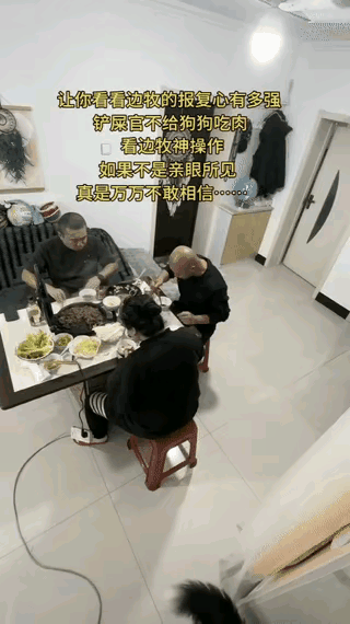 刷到个超有意思又扎心的视频！仨人正围着火锅吃得热火朝天，家里狗子叼着食盆凑过来，