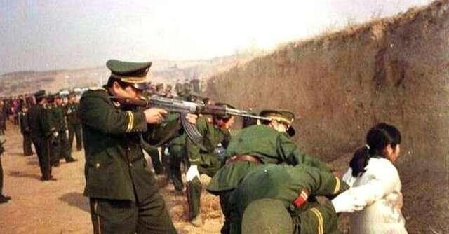 1997年我目睹过一次枪毙犯人，那是7月份的一天早上，我上完夜班，早上6点钟，我