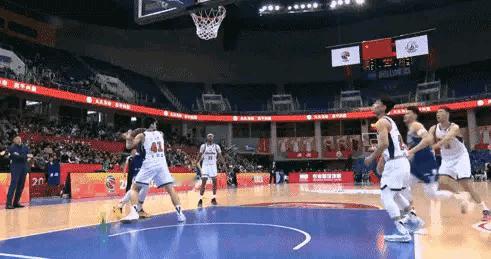 吓我一跳，徐杰是广东队的核心，千万千万不能再伤了。徐杰正要抢板，被从后面冲过来